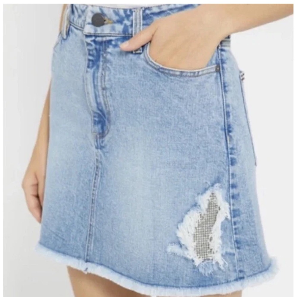 Alice + Olivia Jeans Denim Skirt Distressed Chainmail Sz 25 High Rise‎ Boyfriend